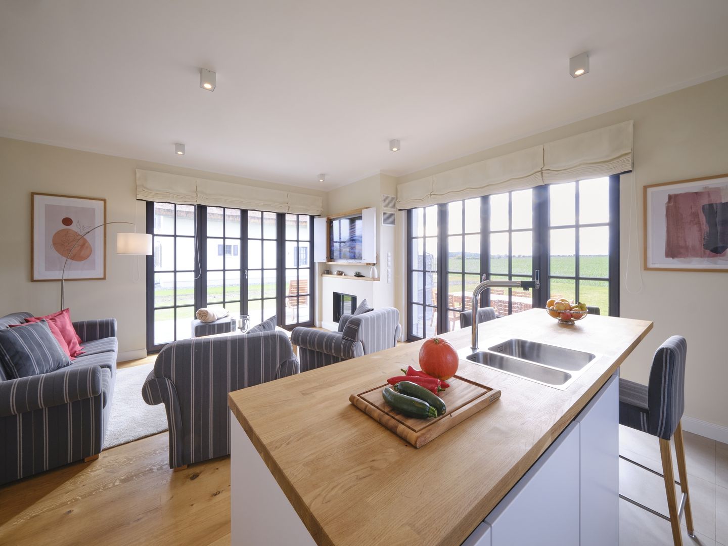 LuxusPlus Reetdachvilla mit 4 Schlafzimmern, Sauna und Kamin (G08) - Wohnzimmer