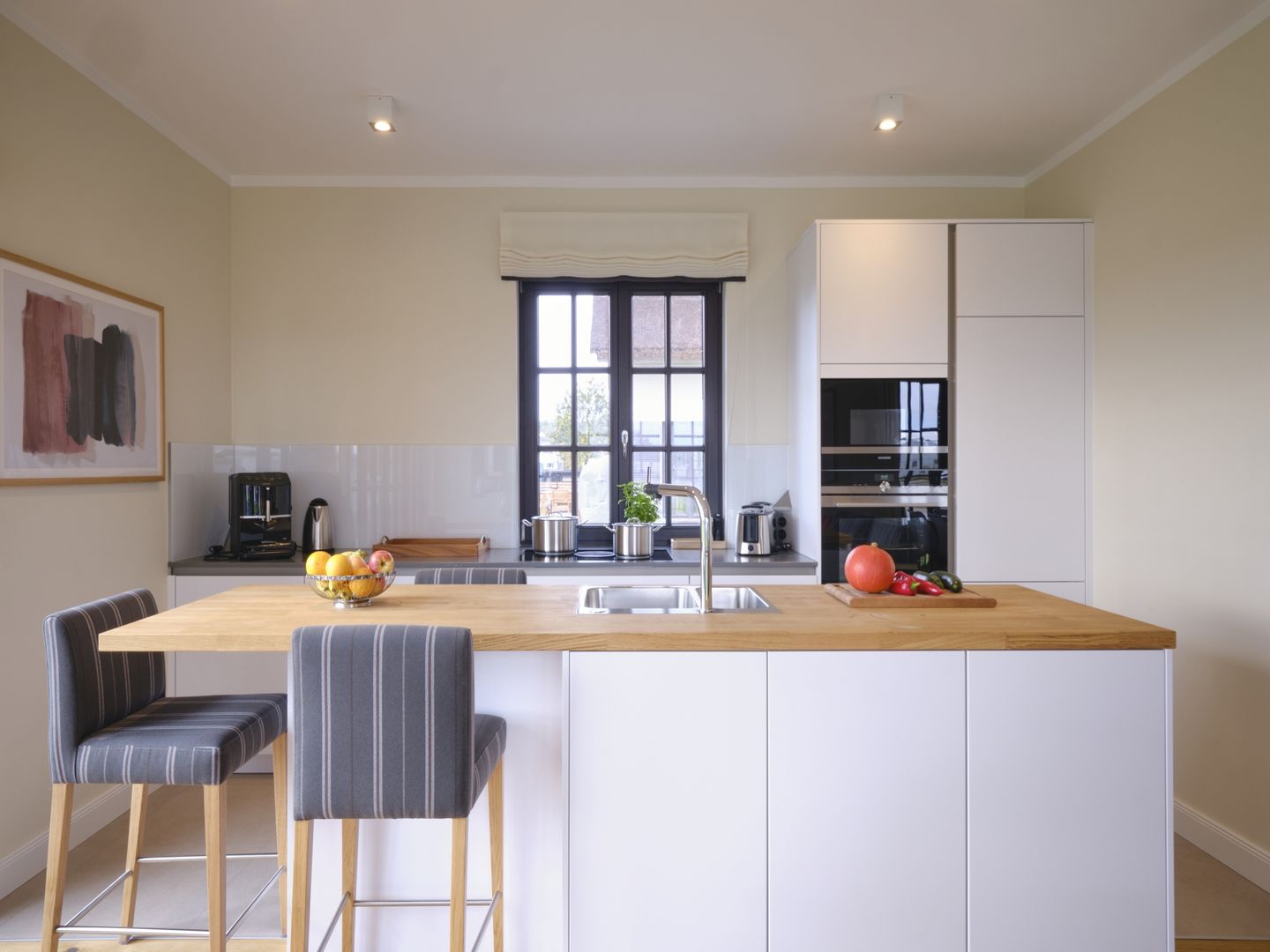 LuxusPlus Reetdachvilla mit 4 Schlafzimmern, Sauna und Kamin (G08) - Küche / Küchenzeile