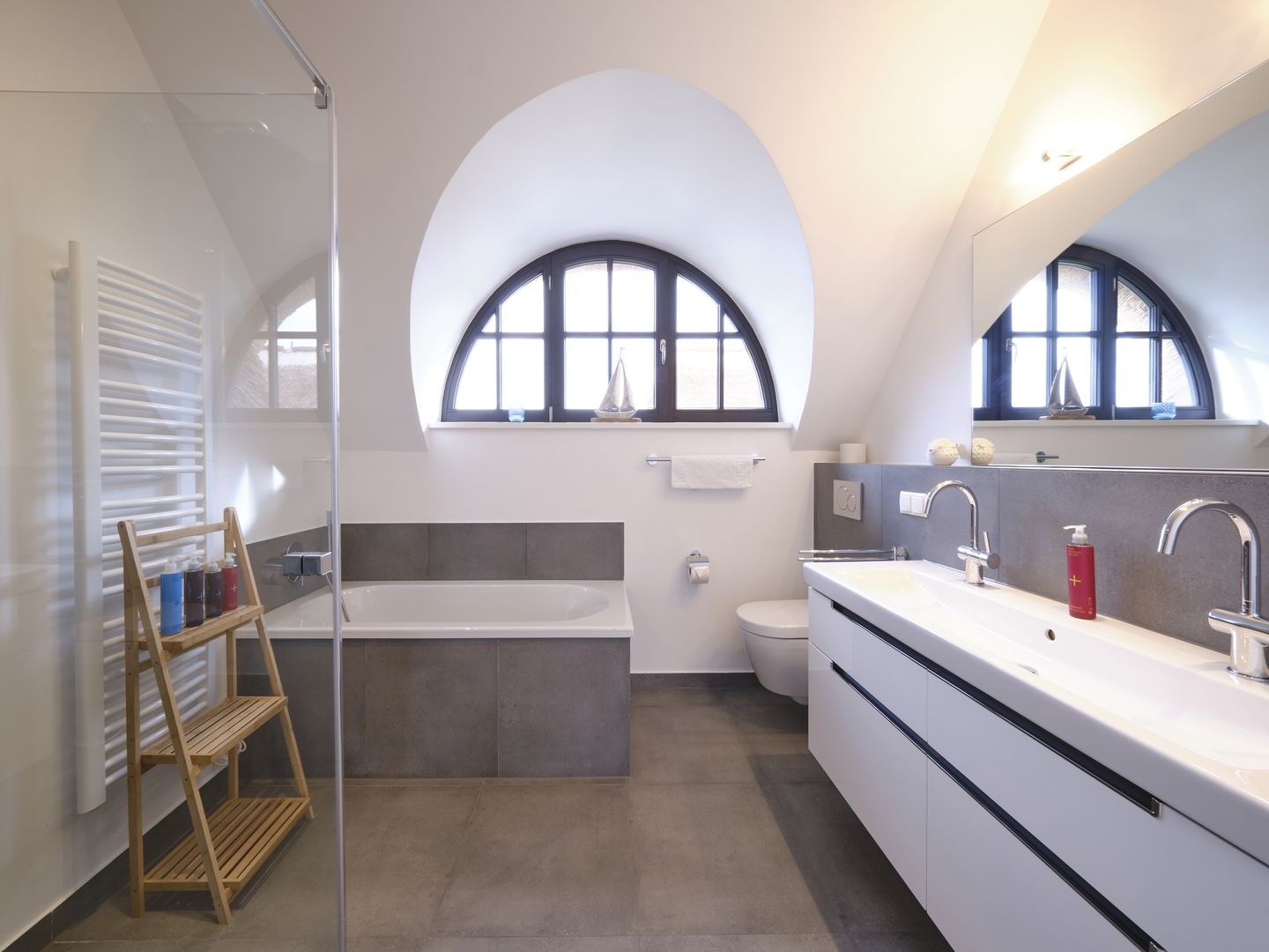 LuxusPlus Reetdachvilla mit 4 Schlafzimmern, Sauna und Kamin (G08) - Badezimmer