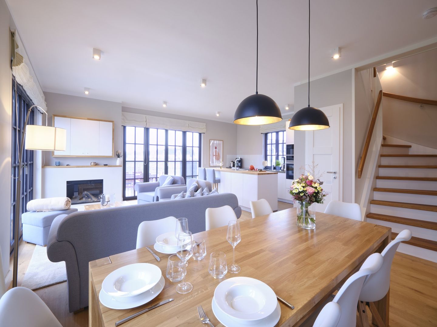 LuxusPlus Reetdachvilla mit 4 Schlafzimmern, Sauna und Kamin (G09) - Wohnzimmer