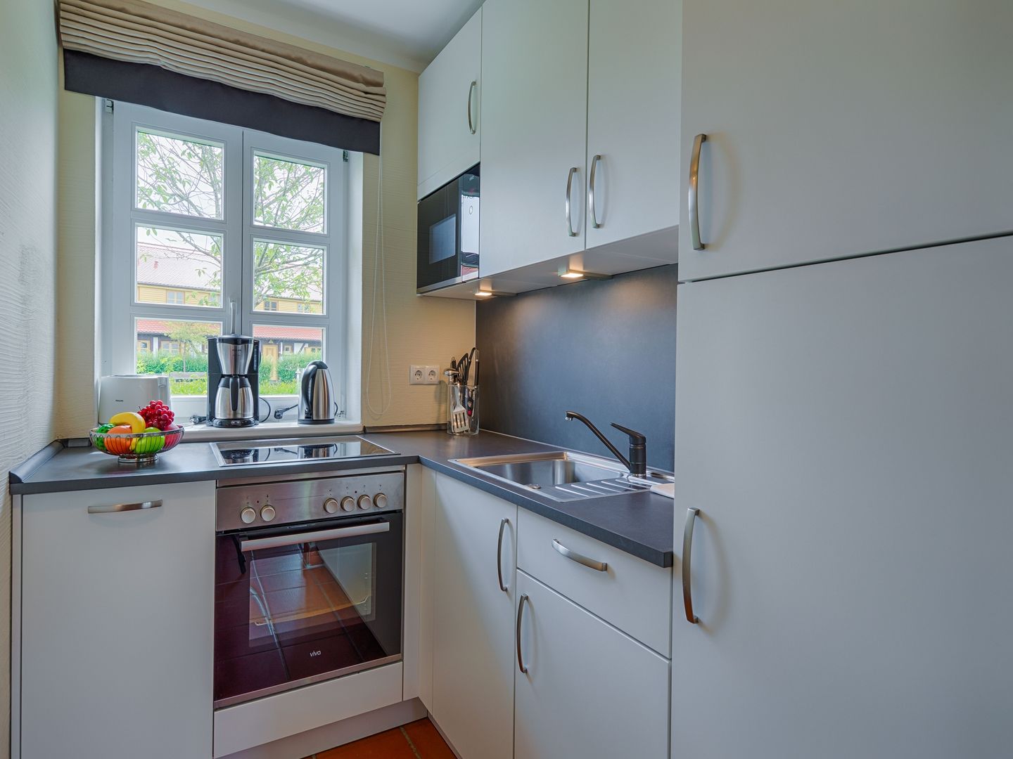 Feriendorf Rugana Komfortplus Ferienwohnung mit 2 Schlafzimmern und Terrasse (D12) Insel Rügen - Küche / Küchenzeile