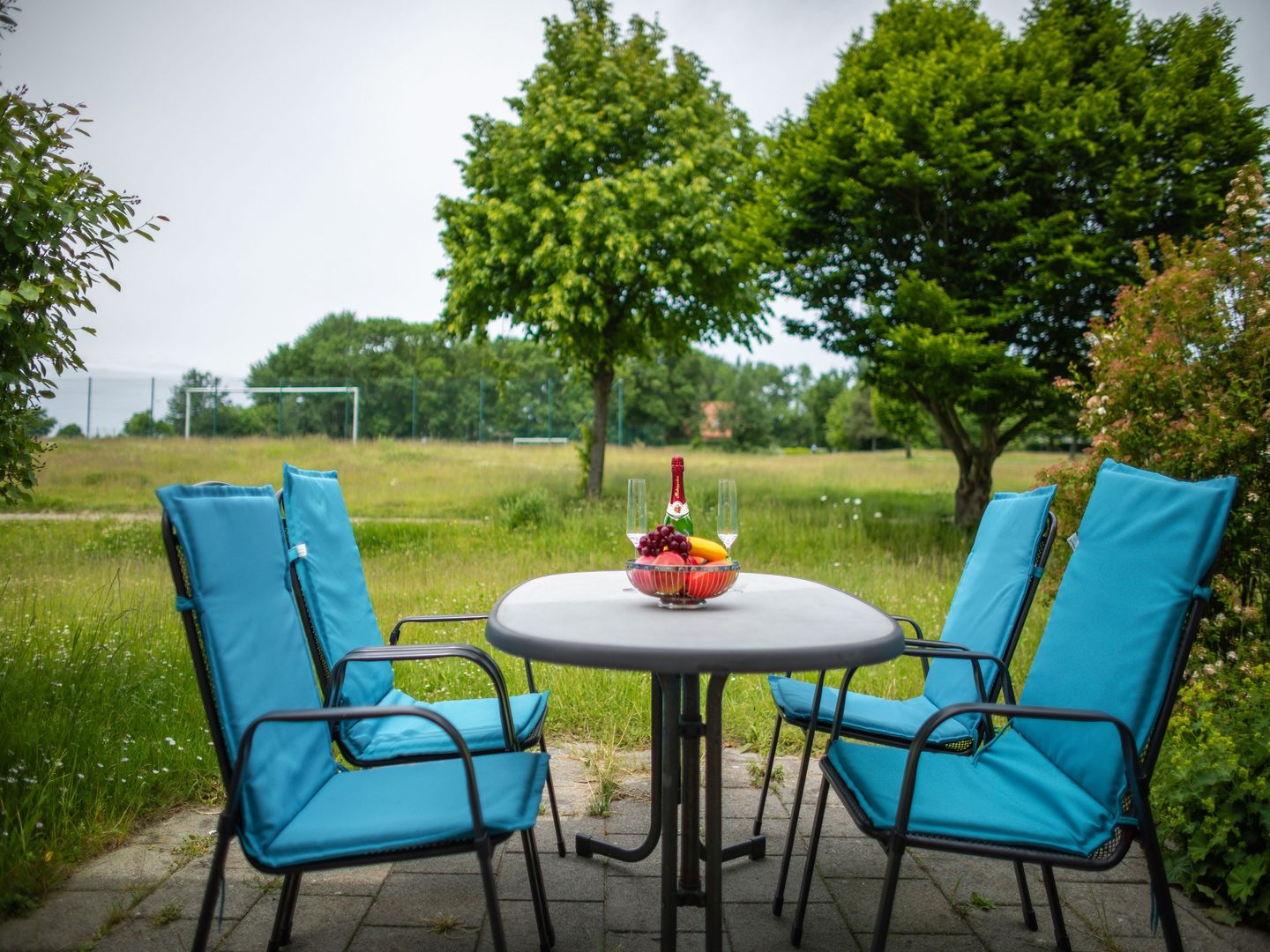 Feriendorf Rugana Komfortplus Ferienwohnung mit 2 Schlafzimmern und Terrasse (D12) Insel Rügen - Terrasse