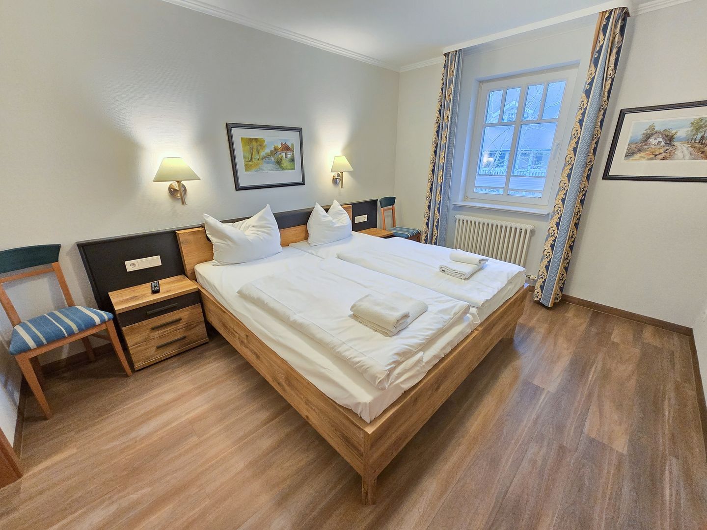 Dünenpark Binz Komfortplus Ferienwohnung mit 1 Schlafzimmer und Balkon im Obergeschoss (227) Insel Rügen - Schlafzimmer
