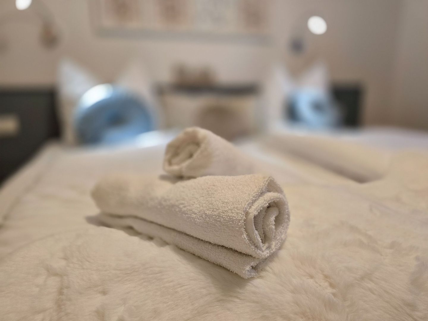 Dünenpark Binz Komfortplus Ferienwohnung mit 1 Schlafzimmer und Balkon im Obergeschoss (181) Insel Rügen - Bett