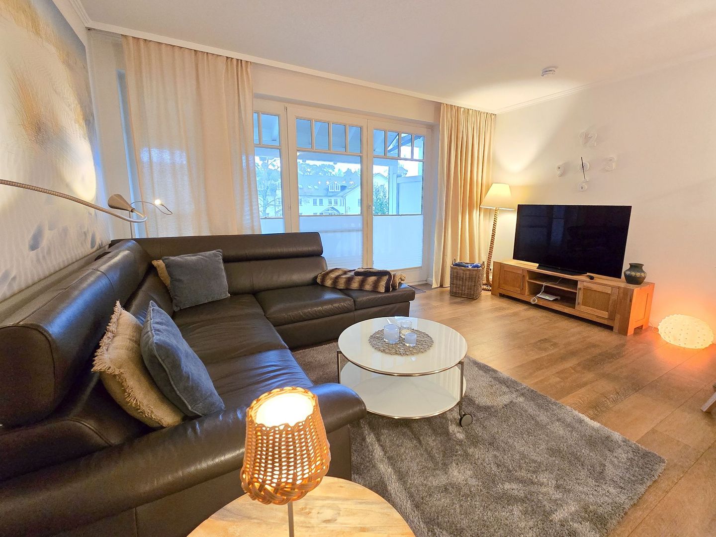 Dünenpark Binz Komfortplus Ferienwohnung mit 1 Schlafzimmer und Balkon im Obergeschoss (181) Insel Rügen - Wohnzimmer