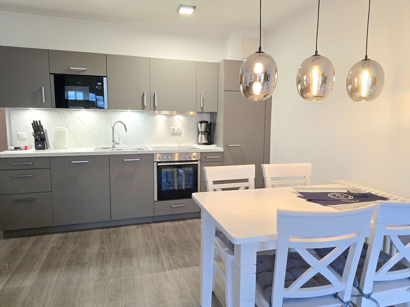 Dünenpark Binz Komfortplus Ferienwohnung mit 1 Schlafzimmer und Balkon im Obergeschoss (204) Insel Rügen - Küche / Küchenzeile