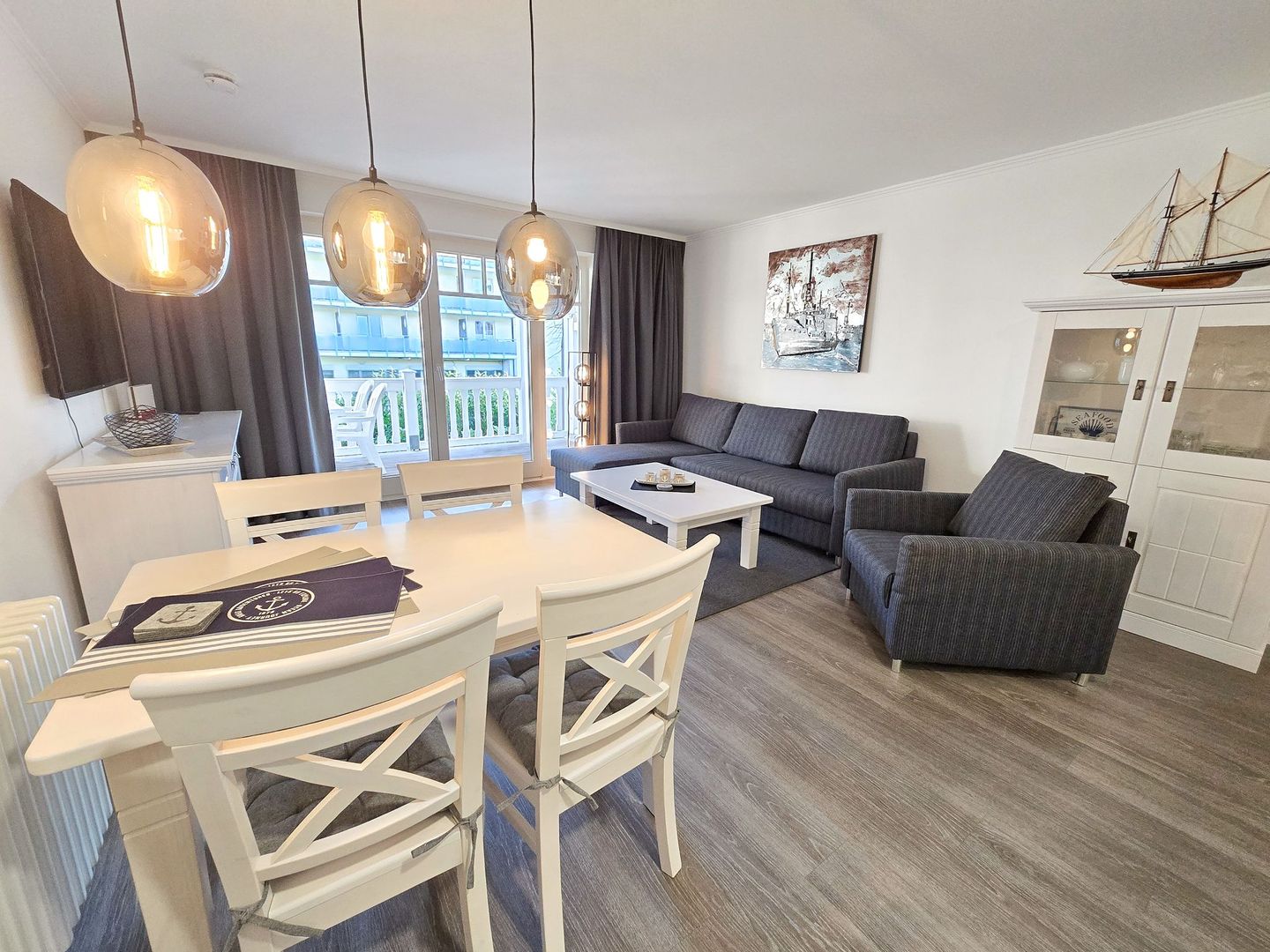 Dünenpark Binz Komfortplus Ferienwohnung mit 1 Schlafzimmer und Balkon im Obergeschoss (204) Insel Rügen - Wohnzimmer