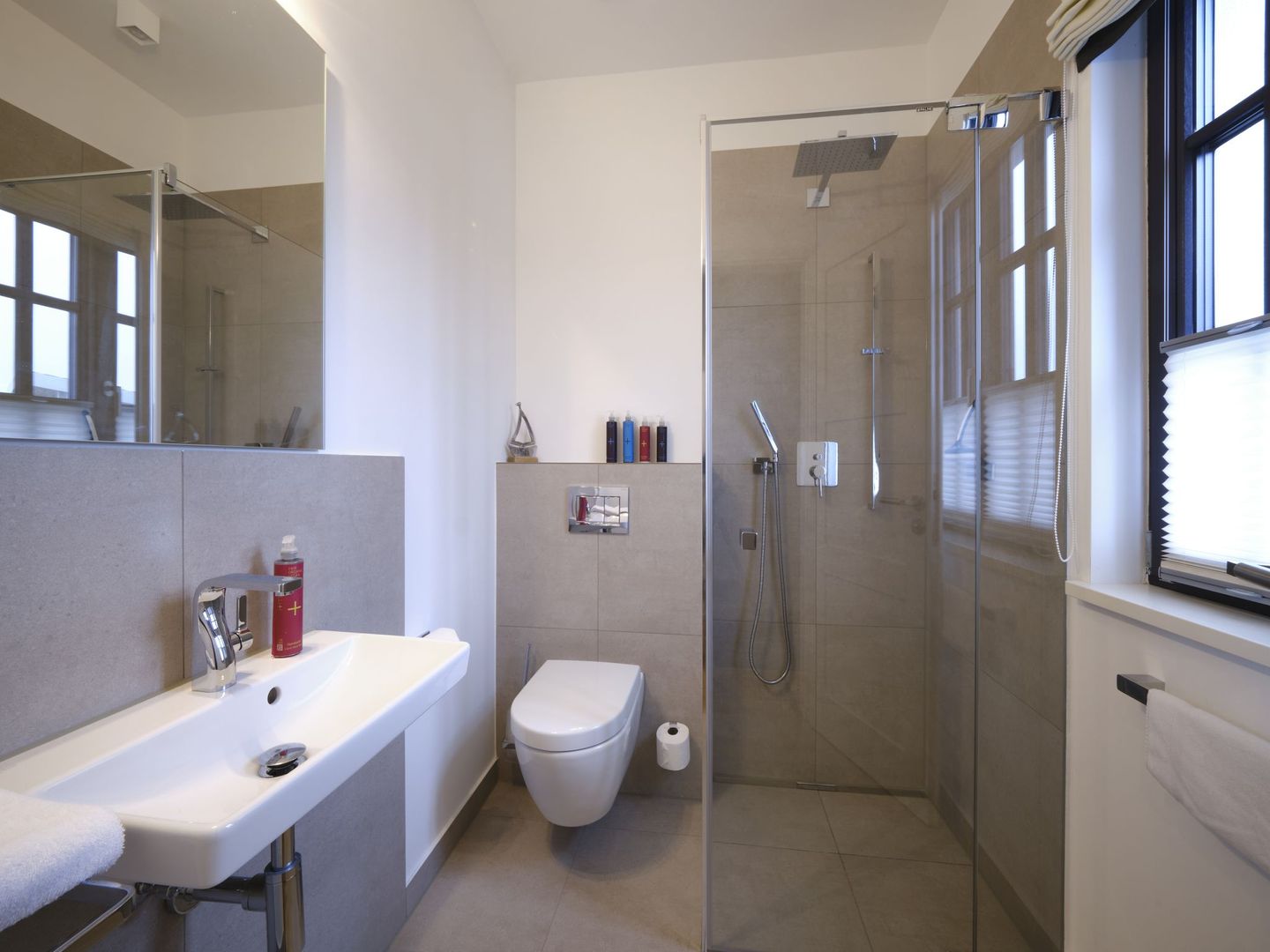 LuxusPlus Reetdachvilla mit 4 Schlafzimmern und Kamin (G13) - Badezimmer