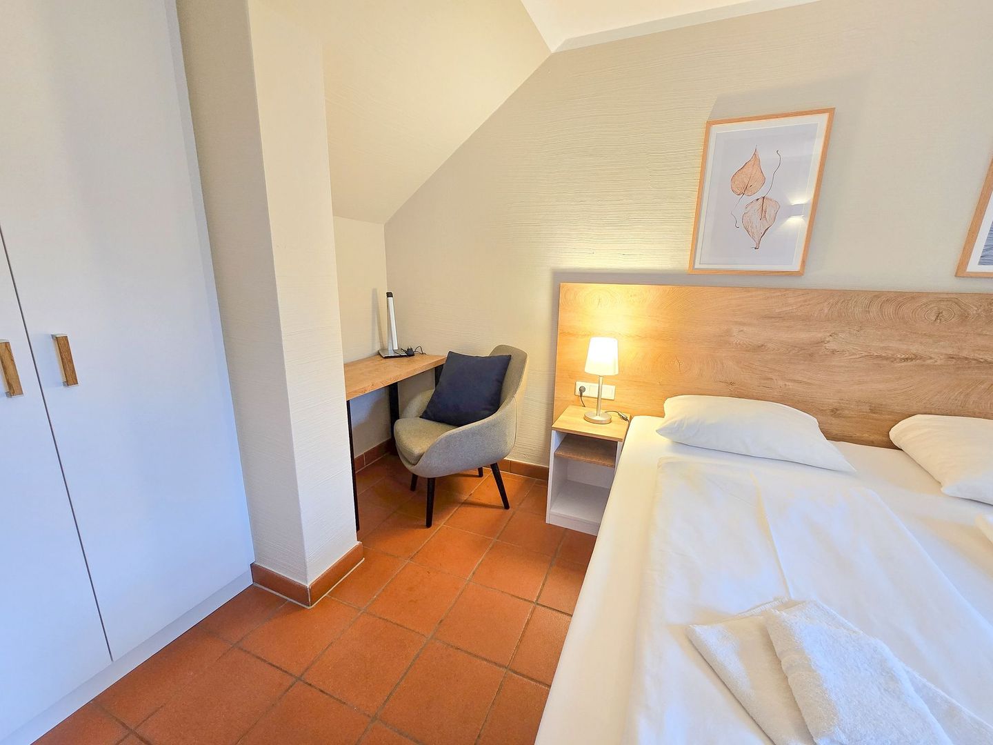 Feriendorf Rugana Komfortplus Ferienwohnung mit 1 Schlafzimmer und Terrasse (B20) Insel Rügen - Schlafzimmer