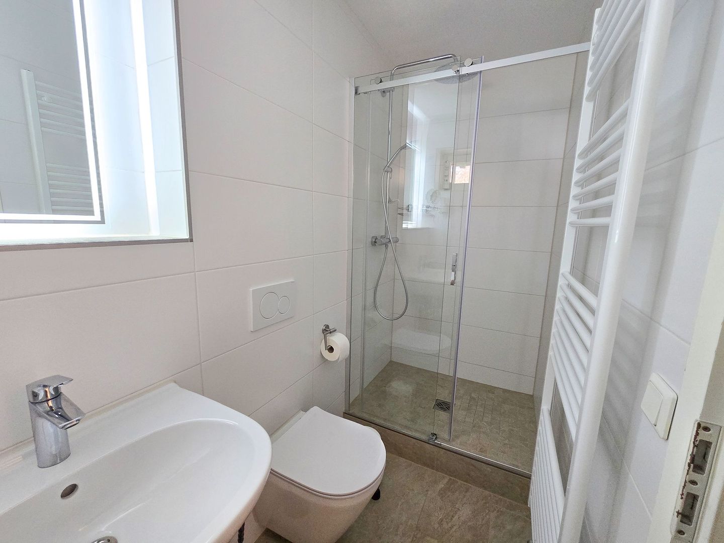 Feriendorf Rugana Komfortplus Ferienwohnung mit 1 Schlafzimmer und Terrasse (B02) Insel Rügen - Badezimmer