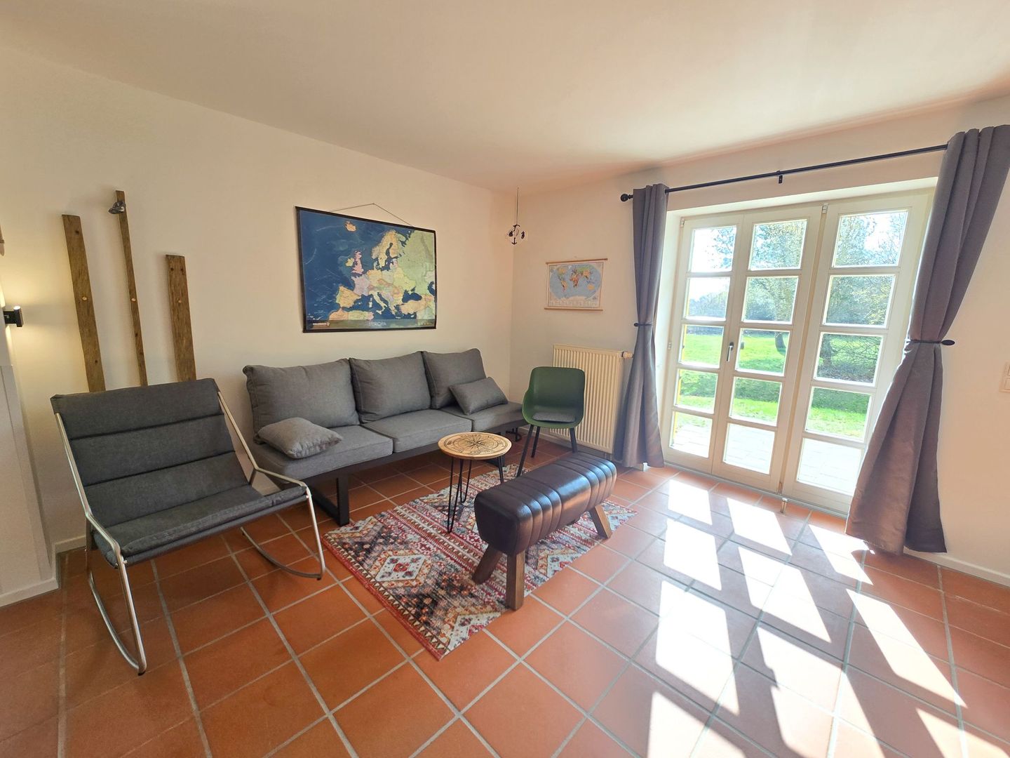 Feriendorf Rugana Komfortplus Ferienwohnung mit 2 Schlafzimmern und Terrasse (A06) Insel Rügen - Wohnzimmer