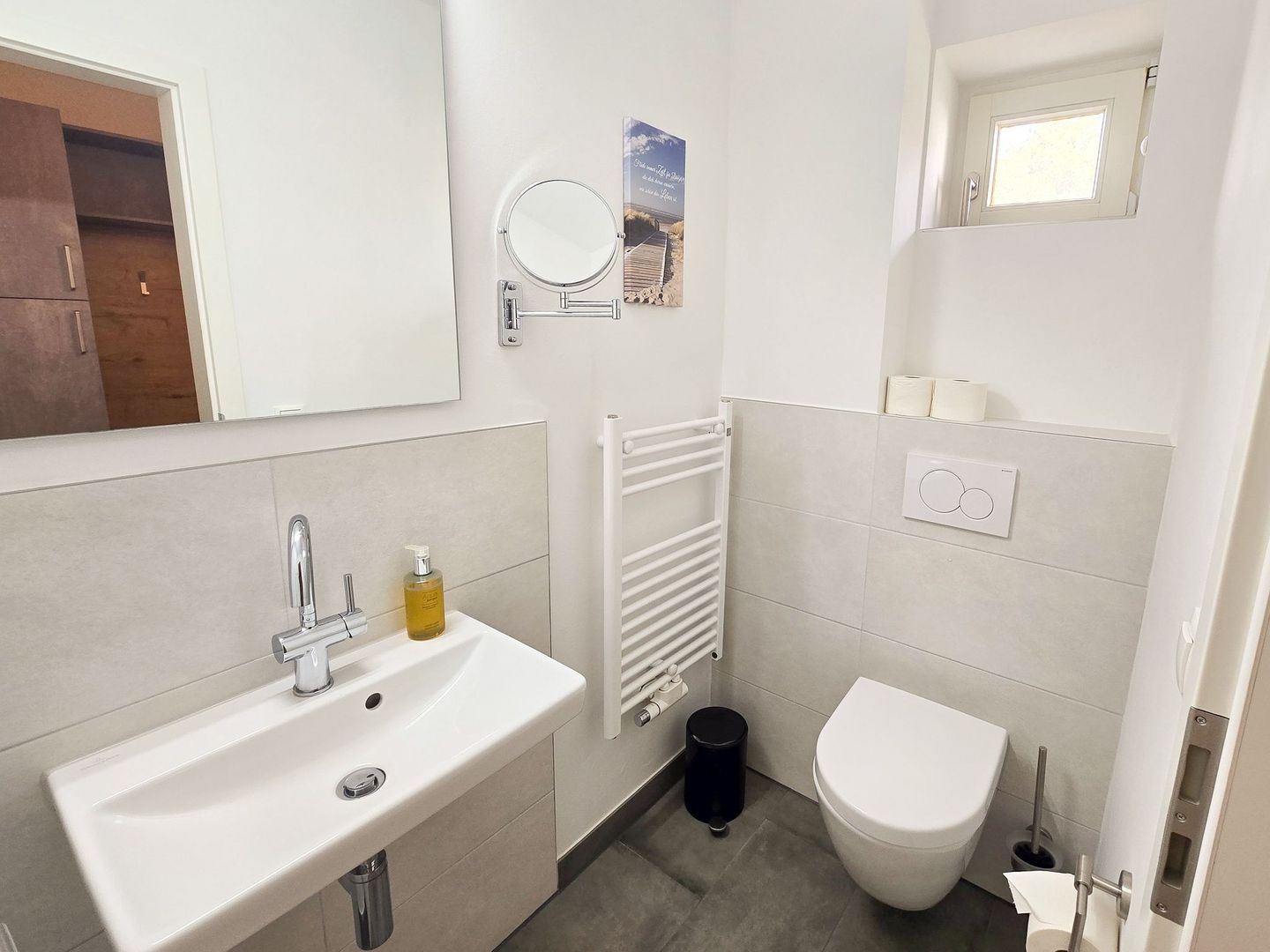 Feriendorf Rugana Komfortplus Ferienwohnung mit 2 Schlafzimmern und Terrasse (A06) Insel Rügen - Badezimmer