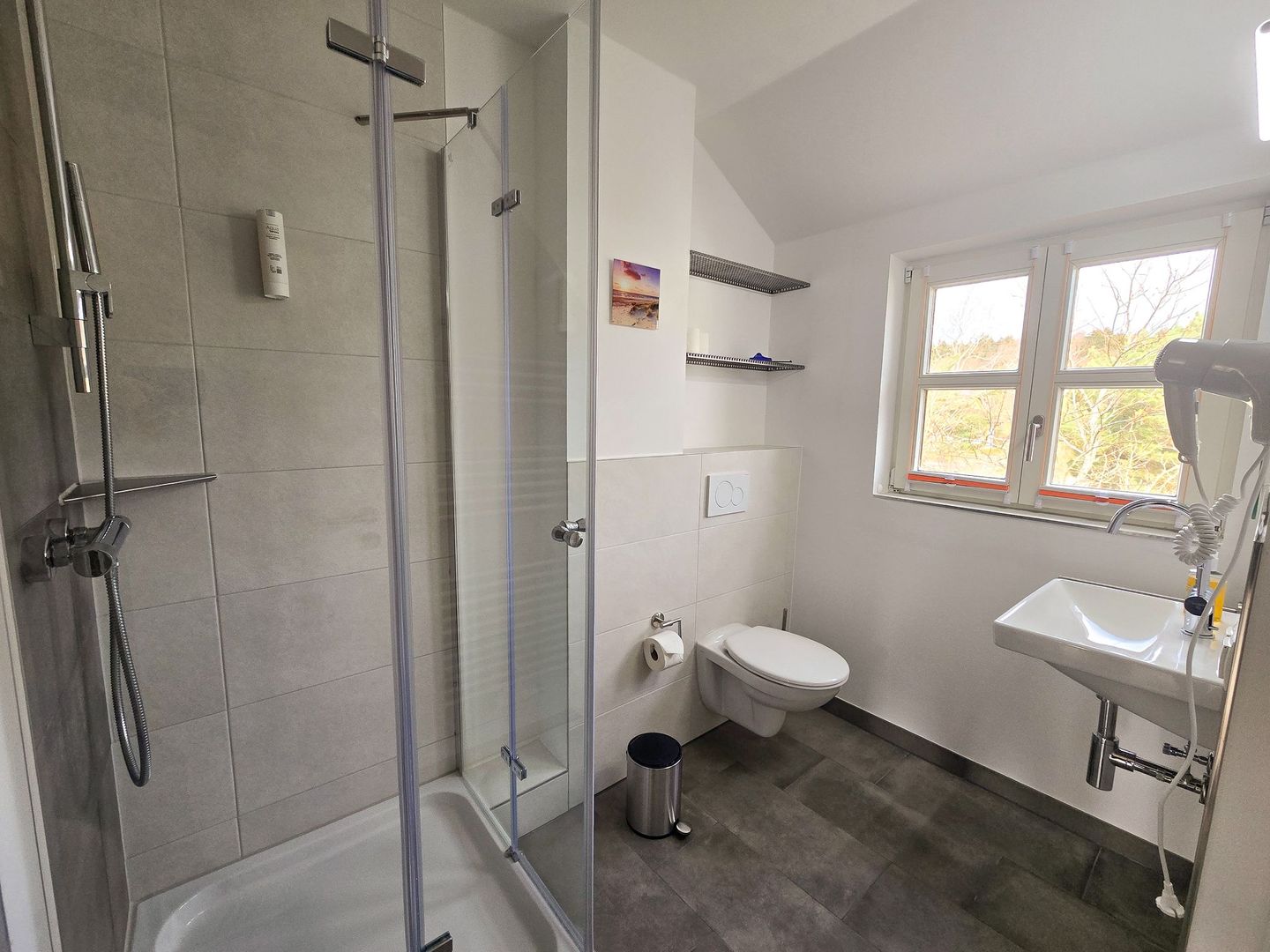 Feriendorf Rugana Komfortplus Ferienwohnung mit 2 Schlafzimmern und Terrasse (A06) Insel Rügen - Badezimmer