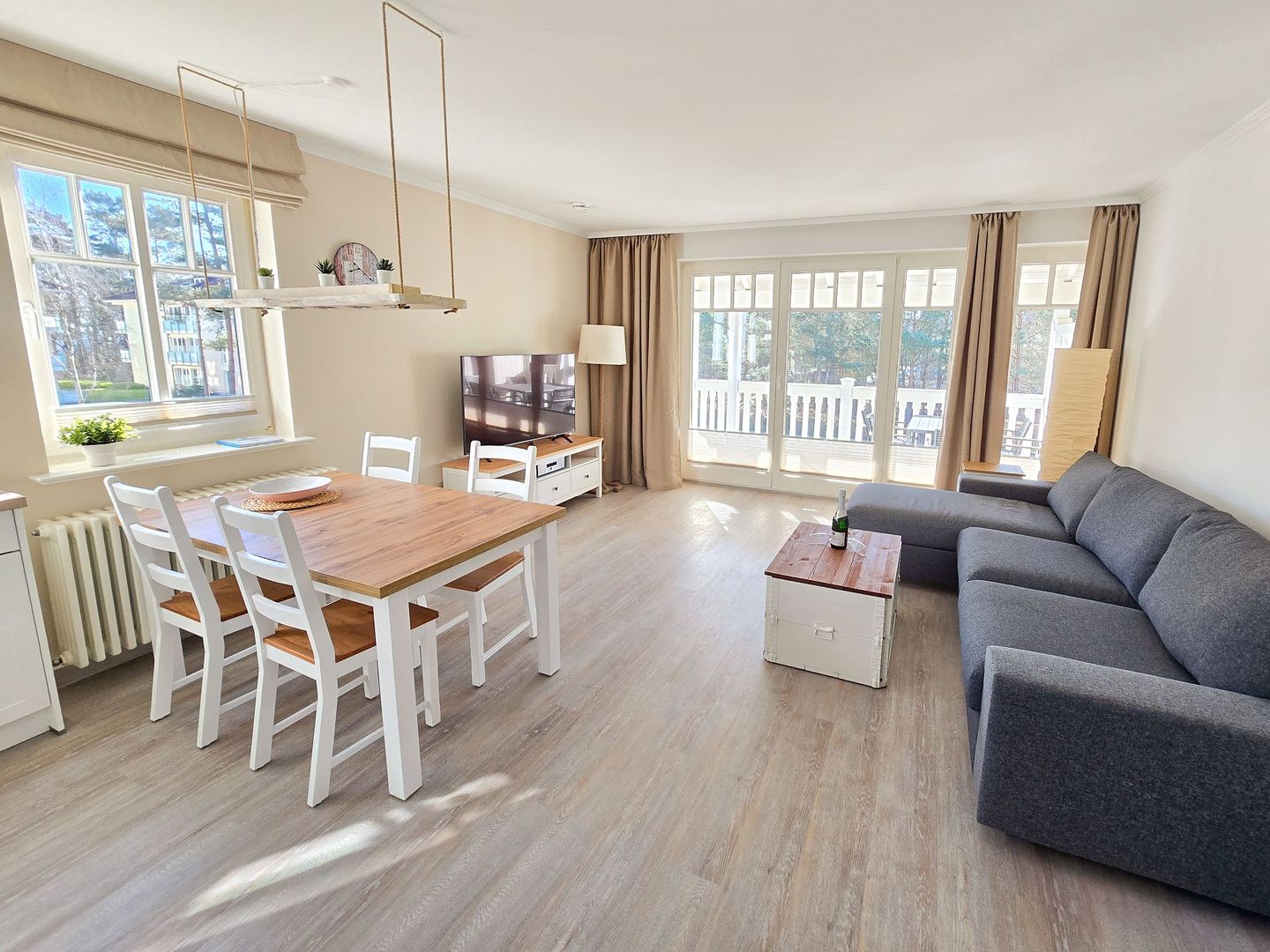 Dünenpark Binz Komfortplus Ferienwohnung mit 1 Schlafzimmer und Balkon im Obergeschoss (302) Insel Rügen - Wohnzimmer