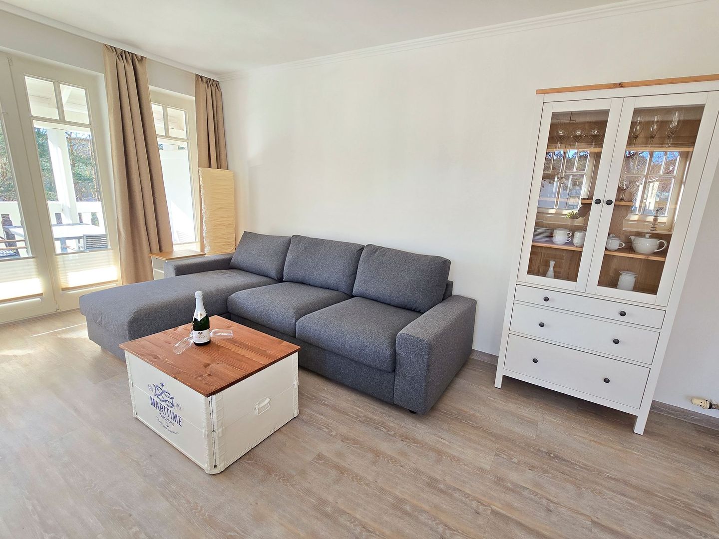 Dünenpark Binz Komfortplus Ferienwohnung mit 1 Schlafzimmer und Balkon im Obergeschoss (302) Insel Rügen - Wohnzimmer