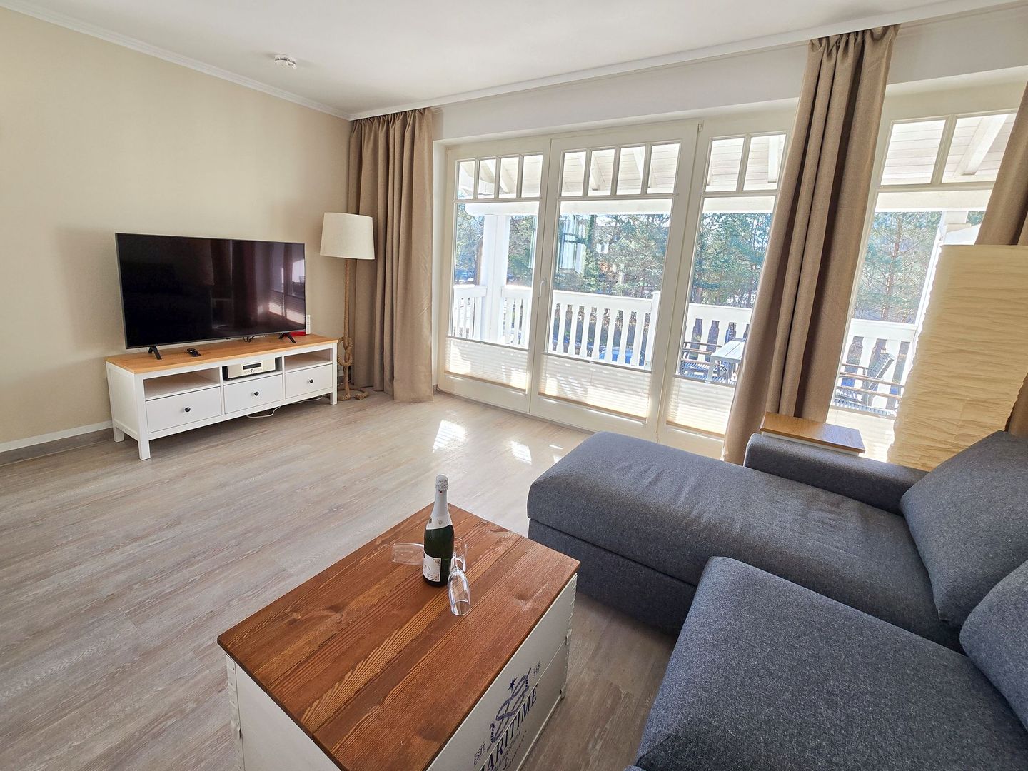 Dünenpark Binz Komfortplus Ferienwohnung mit 1 Schlafzimmer und Balkon im Obergeschoss (302) Insel Rügen - Wohnzimmer