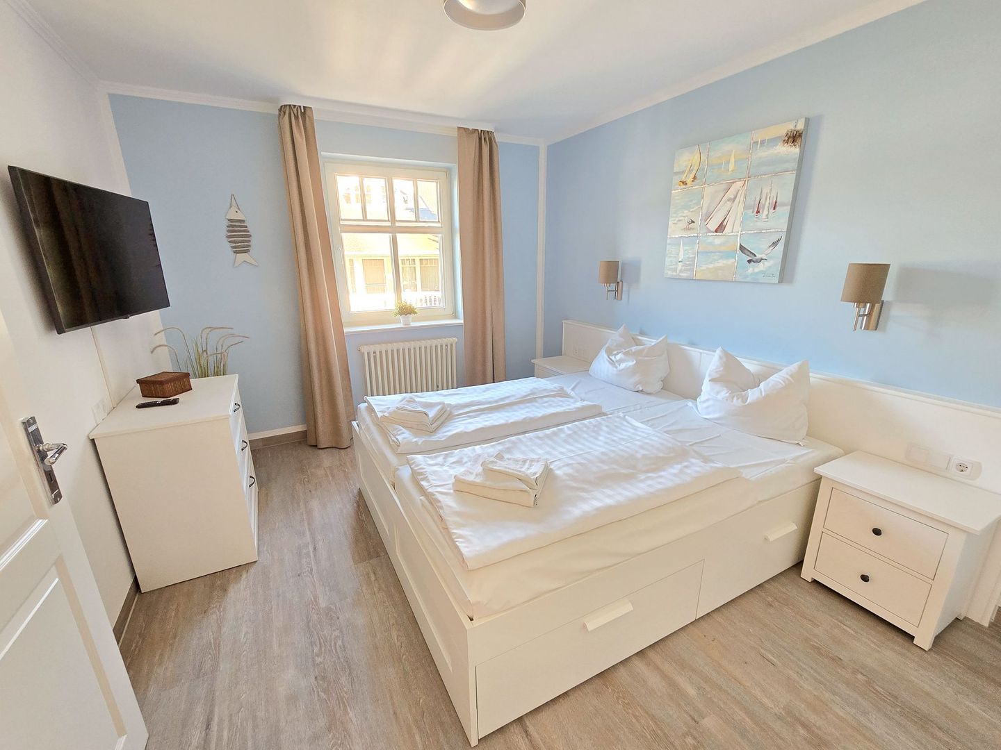 Dünenpark Binz Komfortplus Ferienwohnung mit 1 Schlafzimmer und Balkon im Obergeschoss (302) Insel Rügen - Schlafzimmer