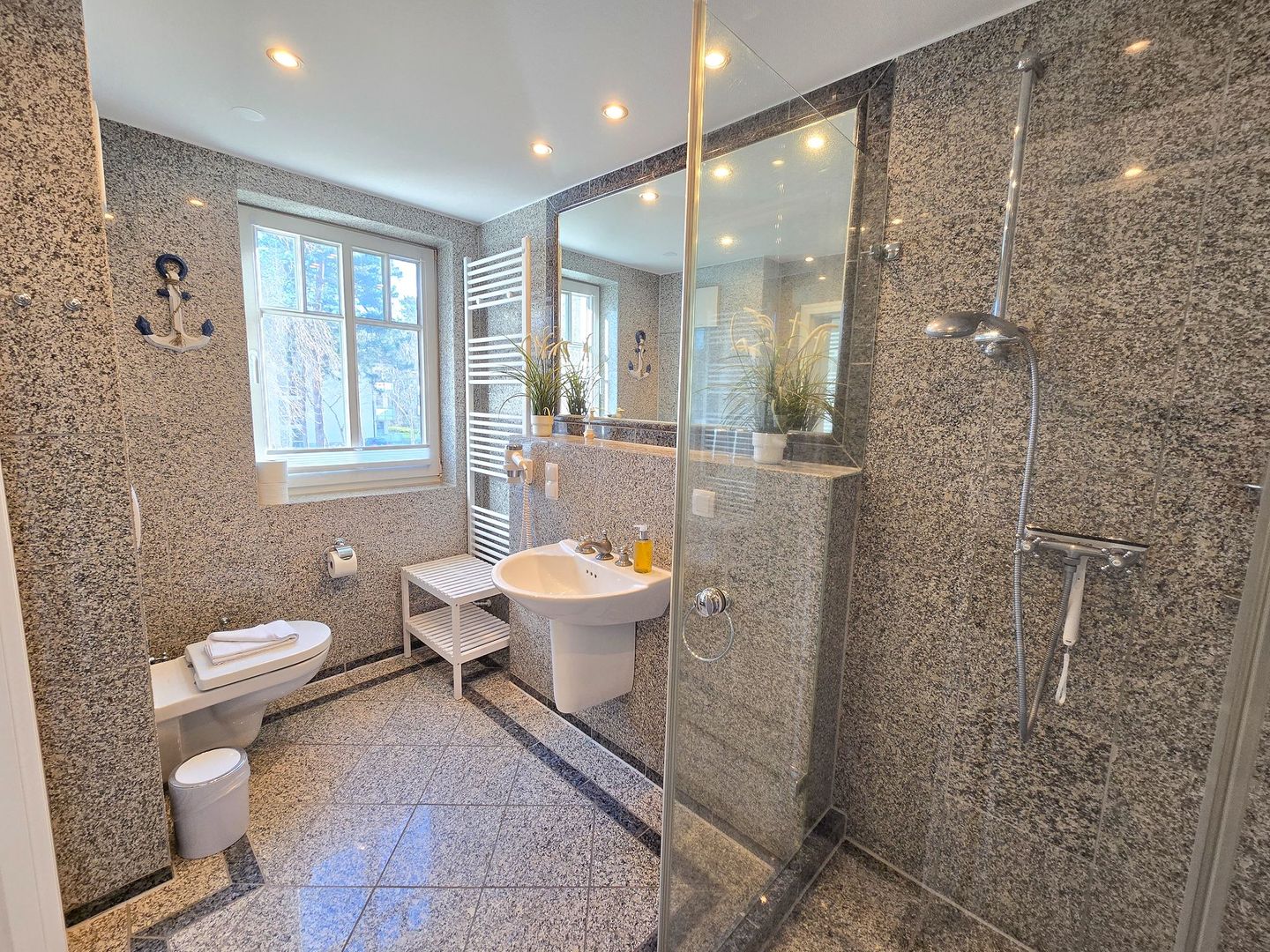 Dünenpark Binz Komfortplus Ferienwohnung mit 1 Schlafzimmer und Balkon im Obergeschoss (302) Insel Rügen - Badezimmer