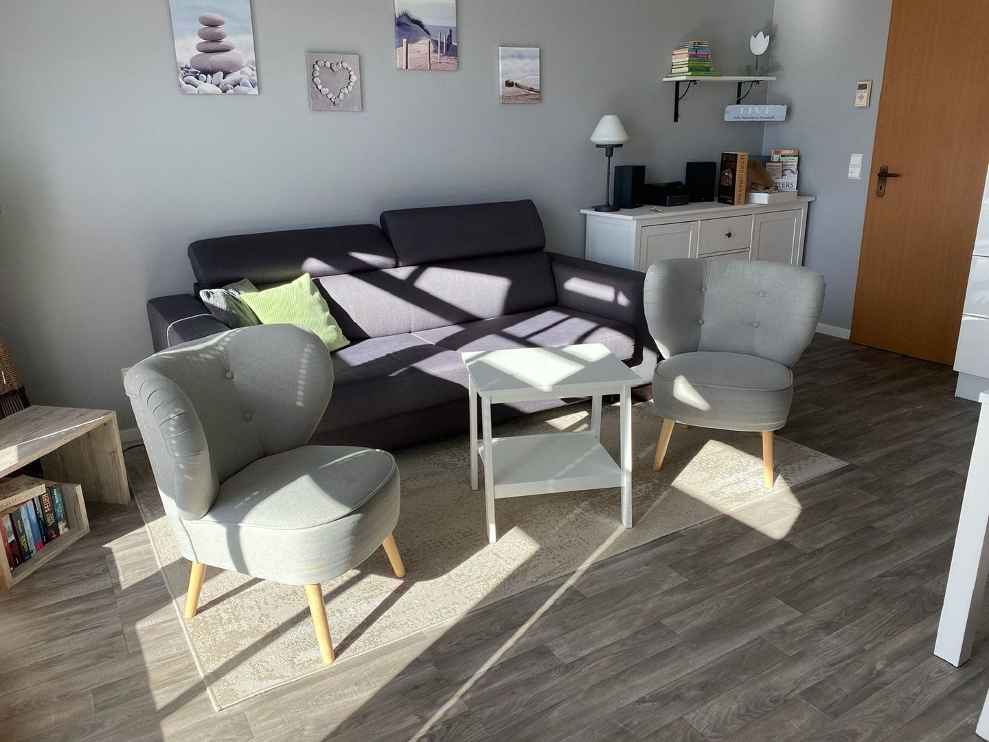 Dünenpark Binz Komfortplus Ferienwohnung mit 1 Schlafzimmer und Balkon im Dachgeschoss (232) Insel Rügen - Wohnzimmer