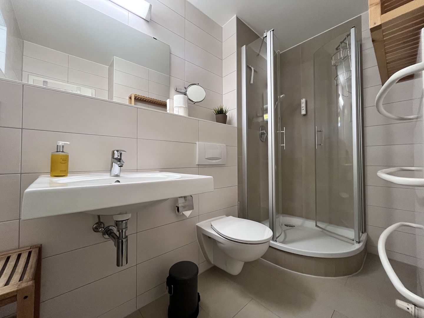 Feriendorf Rugana Komfortplus Ferienwohnung mit 1 Schlafzimmern und Terrasse (A29) Insel Rügen - Badezimmer