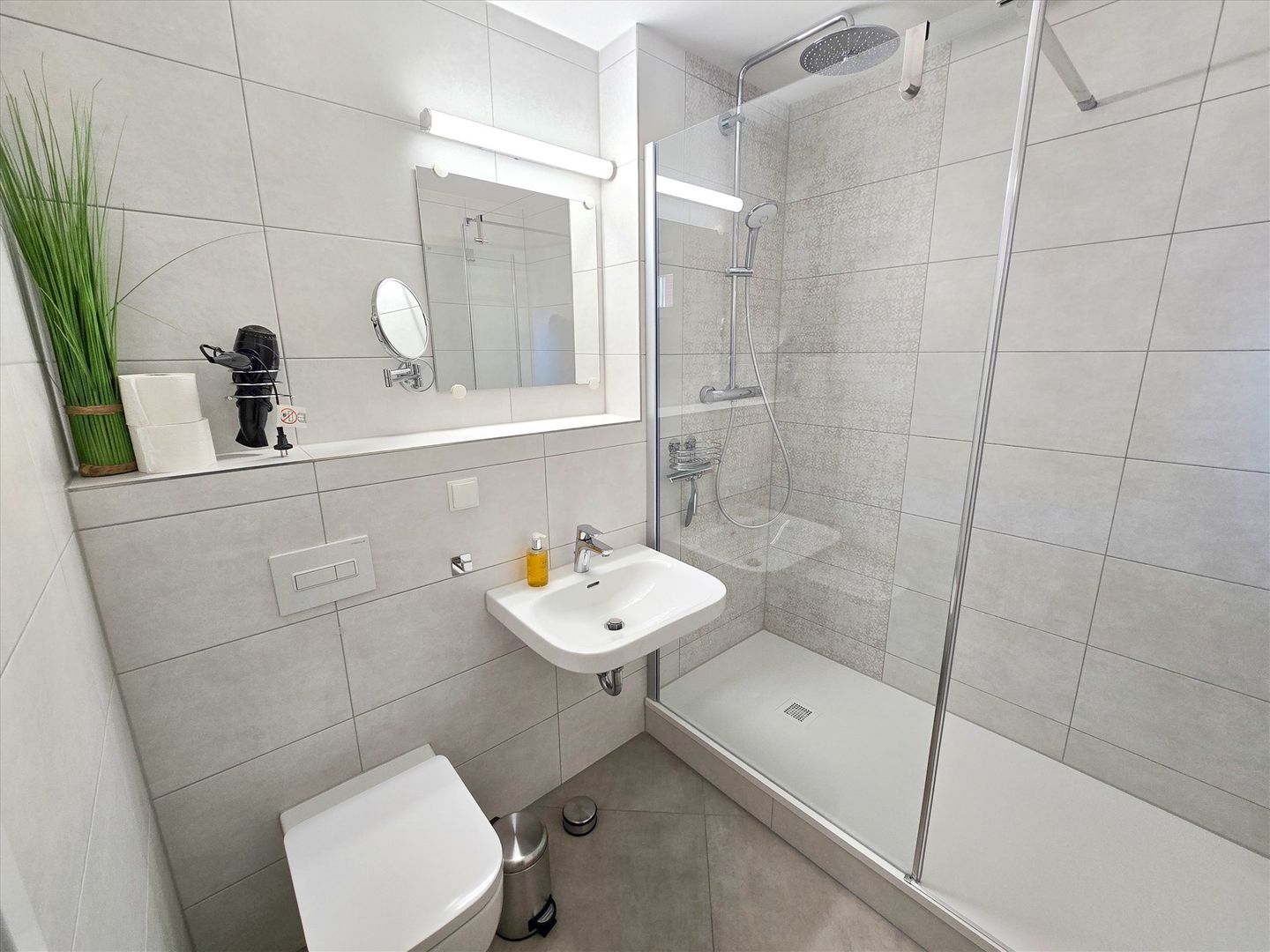 Feriendorf Rugana Komfortplus Ferienwohnung mit 1 Schlafzimmer und Terrasse (B47) Insel Rügen - Badezimmer