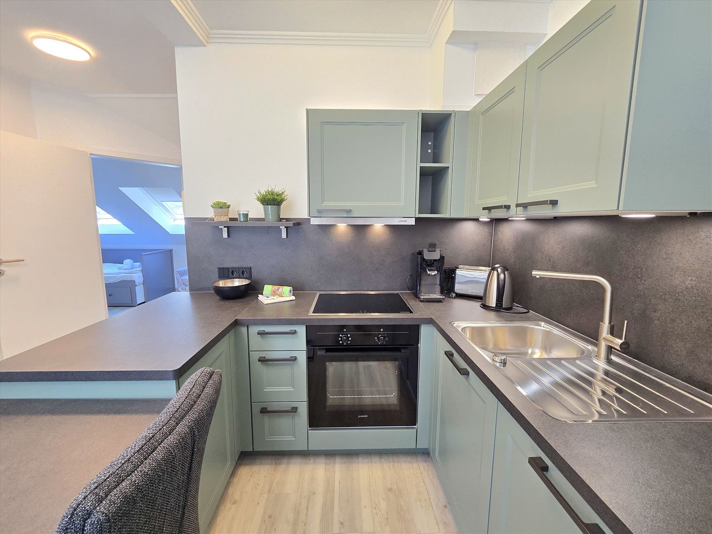 Dünenpark Binz Komfortplus Ferienwohnung mit 2 Schlafzimmern und Balkon im Dachgeschoss (281) Insel Rügen - Küche / Küchenzeile