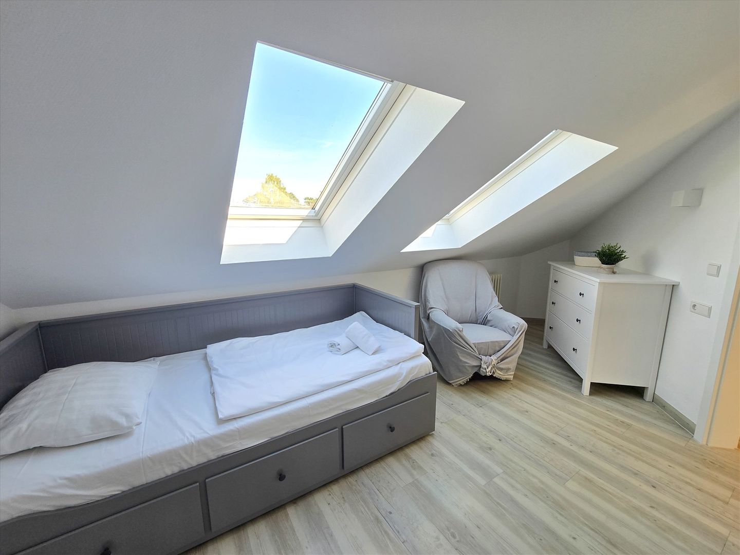 Dünenpark Binz Komfortplus Ferienwohnung mit 2 Schlafzimmern und Balkon im Dachgeschoss (281) Insel Rügen - Schlafzimmer