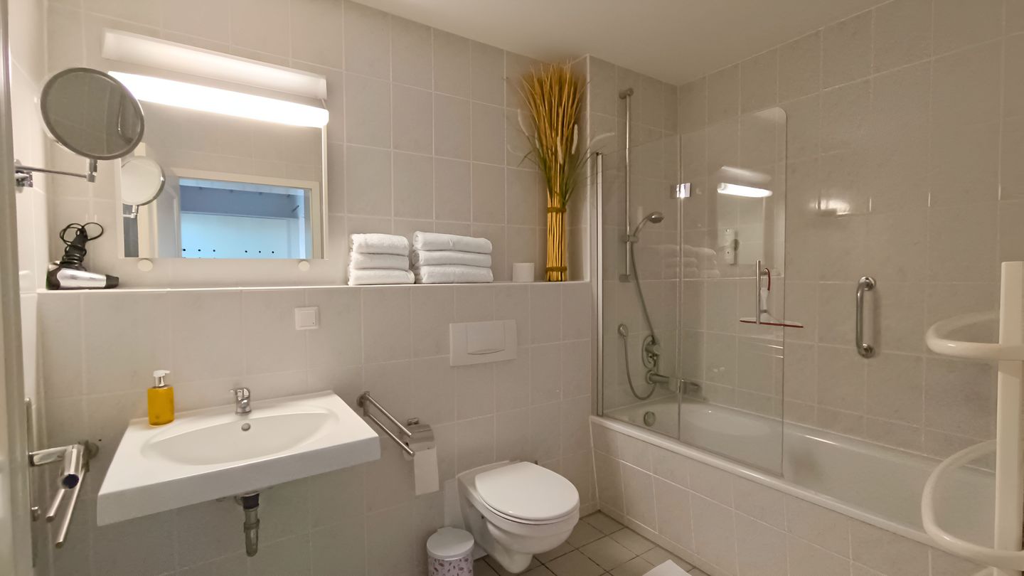 Feriendorf Rugana Klassik Ferienwohnung mit 1 Schlafzimmer und Terrasse (B56) Insel Rügen - Badezimmer