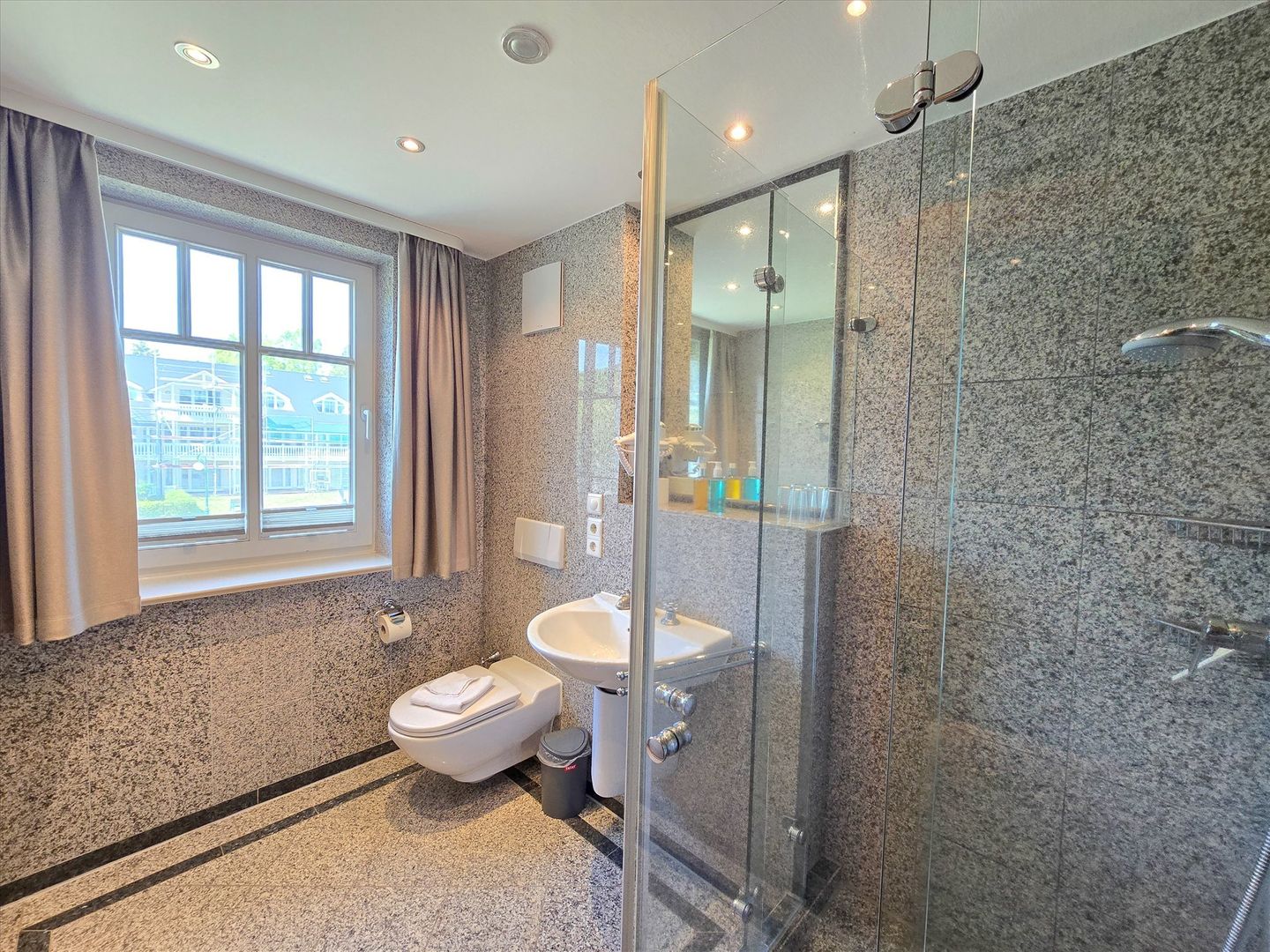 Dünenpark Binz Klassik Ferienwohnung mit 2 Schlafzimmern und Balkon im Obergeschoss (065) Insel Rügen - Badezimmer