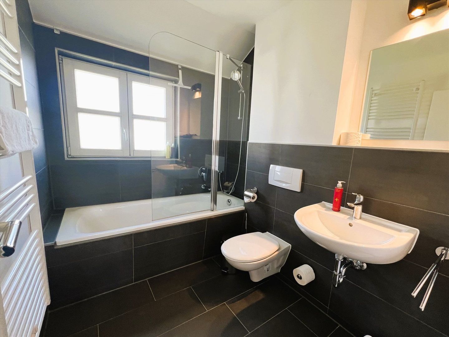 Feriendorf Rugana Komfortplus Ferienwohnung an der Feldkante mit 2 Schlafzimmern und Terrasse (D17) Insel Rügen - Badezimmer