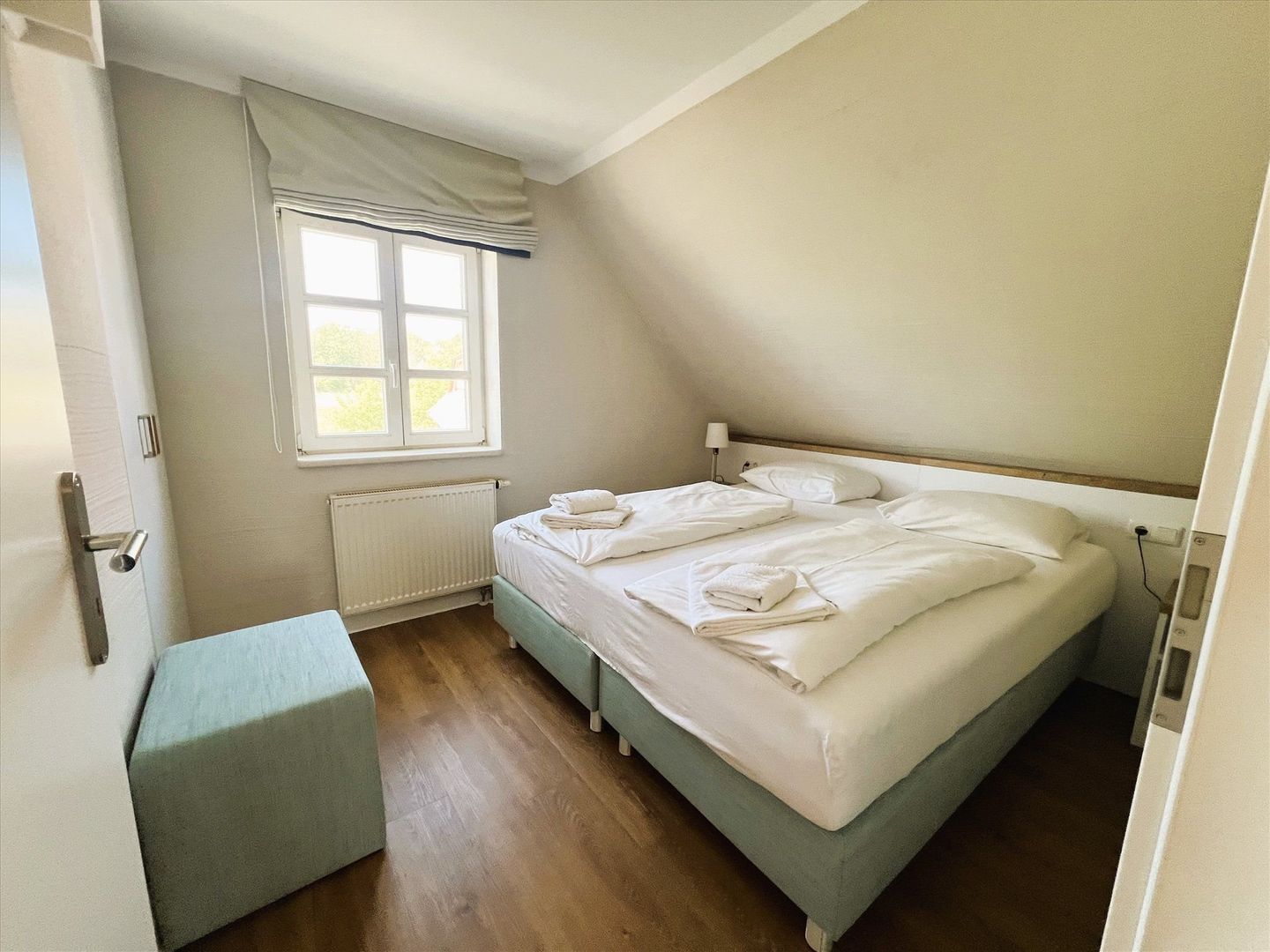 Feriendorf Rugana Komfortplus Ferienwohnung an der Feldkante mit 2 Schlafzimmern und Terrasse (D17) Insel Rügen - Schlafzimmer