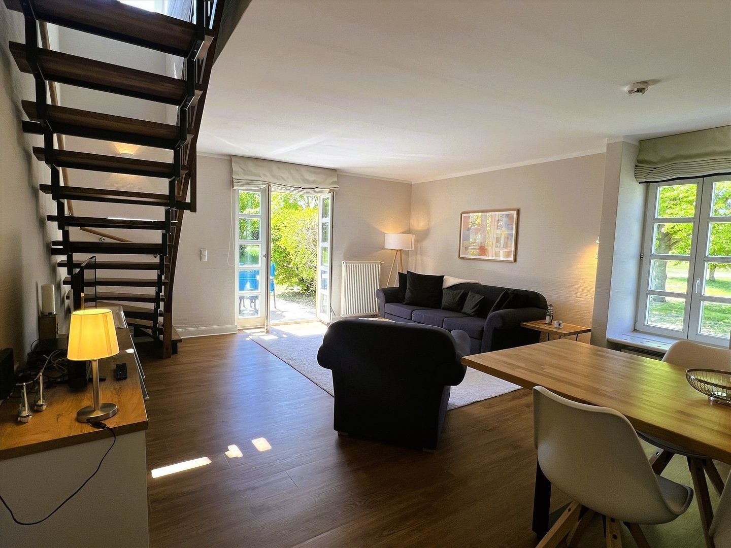 Feriendorf Rugana Komfortplus Ferienwohnung an der Feldkante mit 2 Schlafzimmern und Terrasse (D17) Insel Rügen - Wohnzimmer