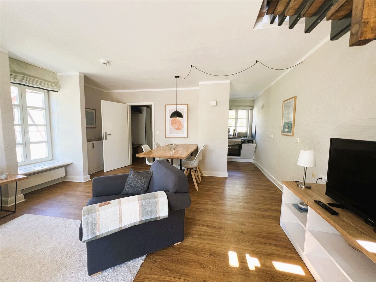 Feriendorf Rugana Komfortplus Ferienwohnung an der Feldkante mit 2 Schlafzimmern und Terrasse (D17) Insel Rügen - Wohnzimmer