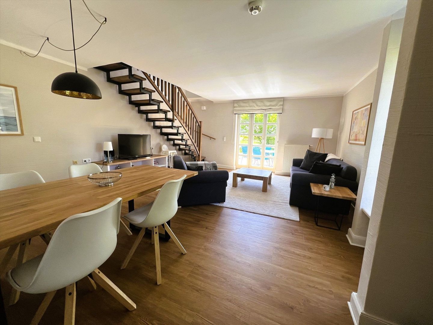 Feriendorf Rugana Komfortplus Ferienwohnung an der Feldkante mit 2 Schlafzimmern und Terrasse (D17) Insel Rügen - Wohnzimmer