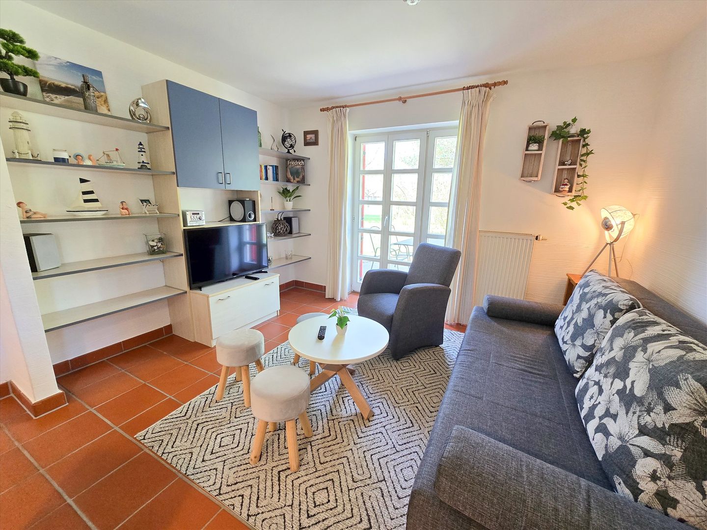 Feriendorf Rugana Komfortplus Ferienwohnung mit 1 Schlafzimmer und Terrasse (B47) Insel Rügen - Wohnzimmer