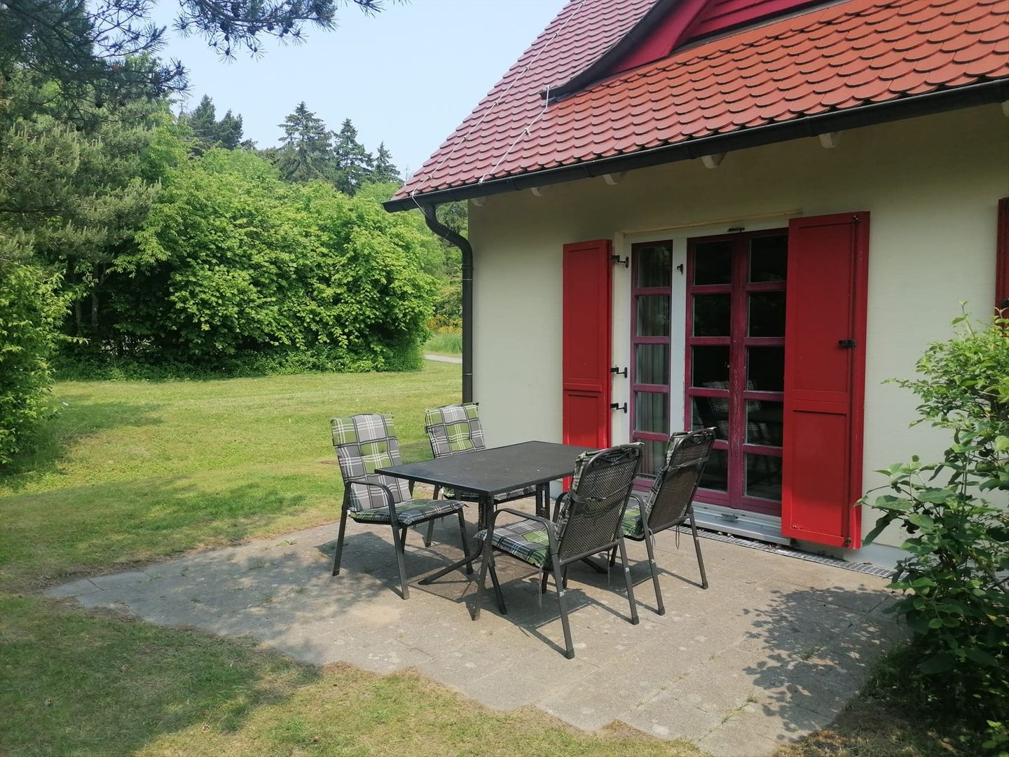 Feriendorf Rugana Komfortplus Ferienwohnung mit 1 Schlafzimmer und Terrasse (B47) Insel Rügen - Terrasse