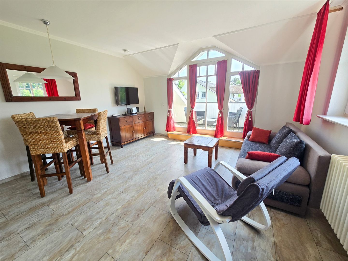 Dünenpark Binz Komfortplus Ferienwohnung mit 1 Schlafzimmer und Balkon im Dachgeschoss (231) Insel Rügen - Wohnzimmer