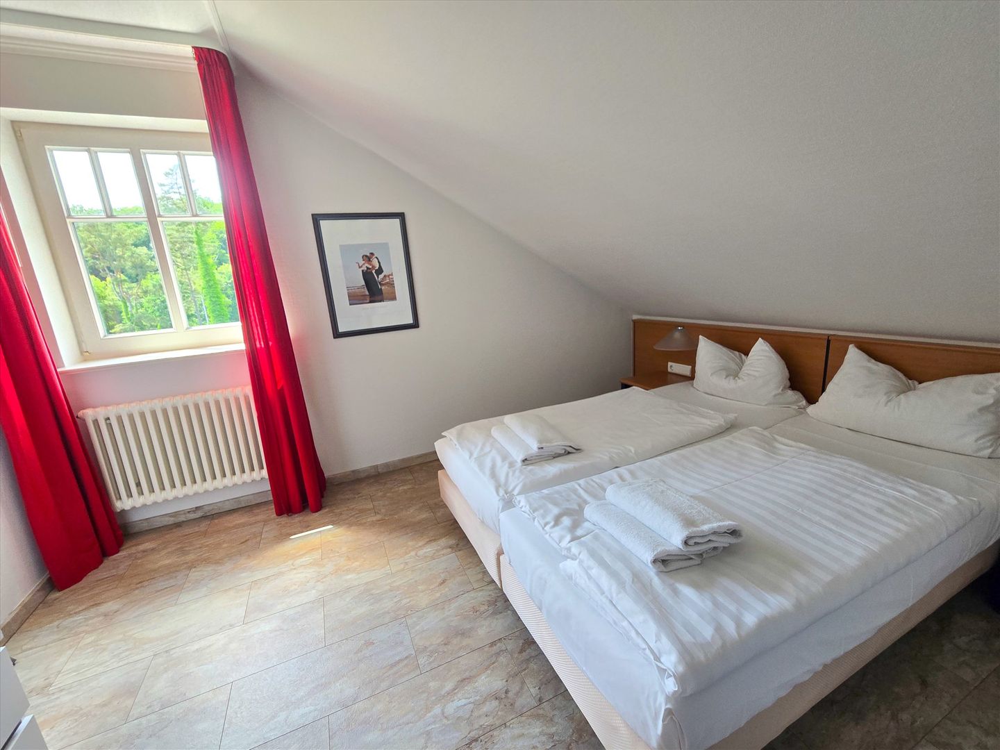 Dünenpark Binz Komfortplus Ferienwohnung mit 1 Schlafzimmer und Balkon im Dachgeschoss (231) Insel Rügen - Schlafzimmer