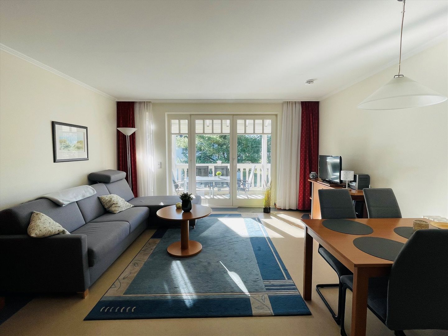 Dünenpark Binz Komfort Ferienwohnung mit 1 Schlafzimmer und Balkon im Obergeschoss (077) Insel Rügen - Wohnzimmer