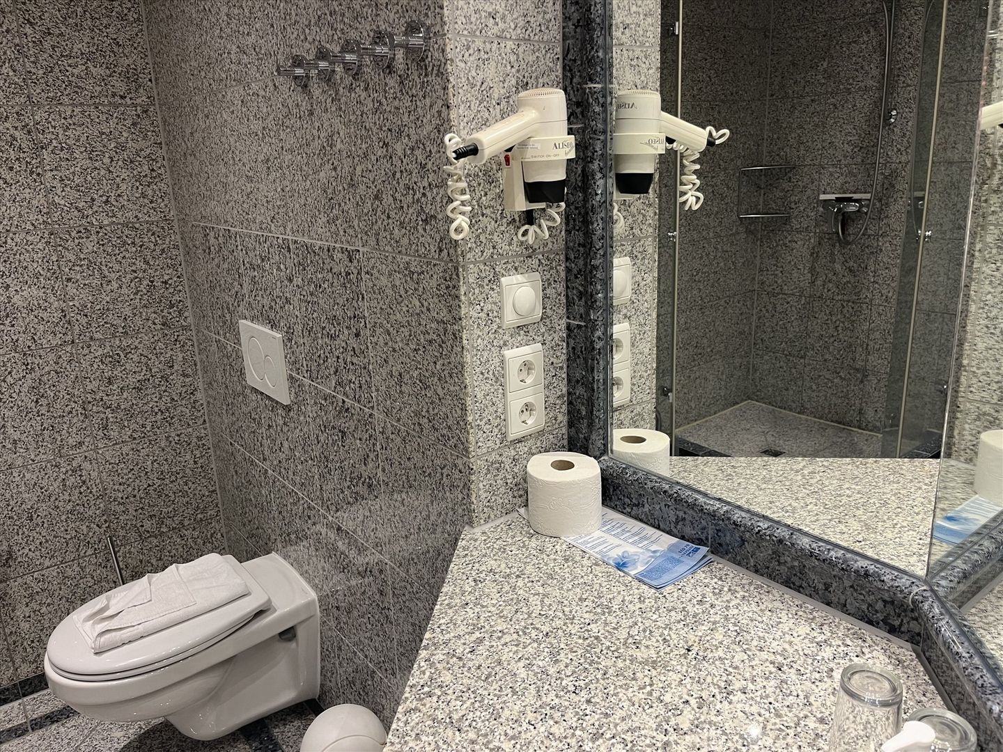 Dünenpark Binz Komfort Ferienwohnung mit 1 Schlafzimmer und Balkon im Dachgeschoss (197) Insel Rügen - Badezimmer