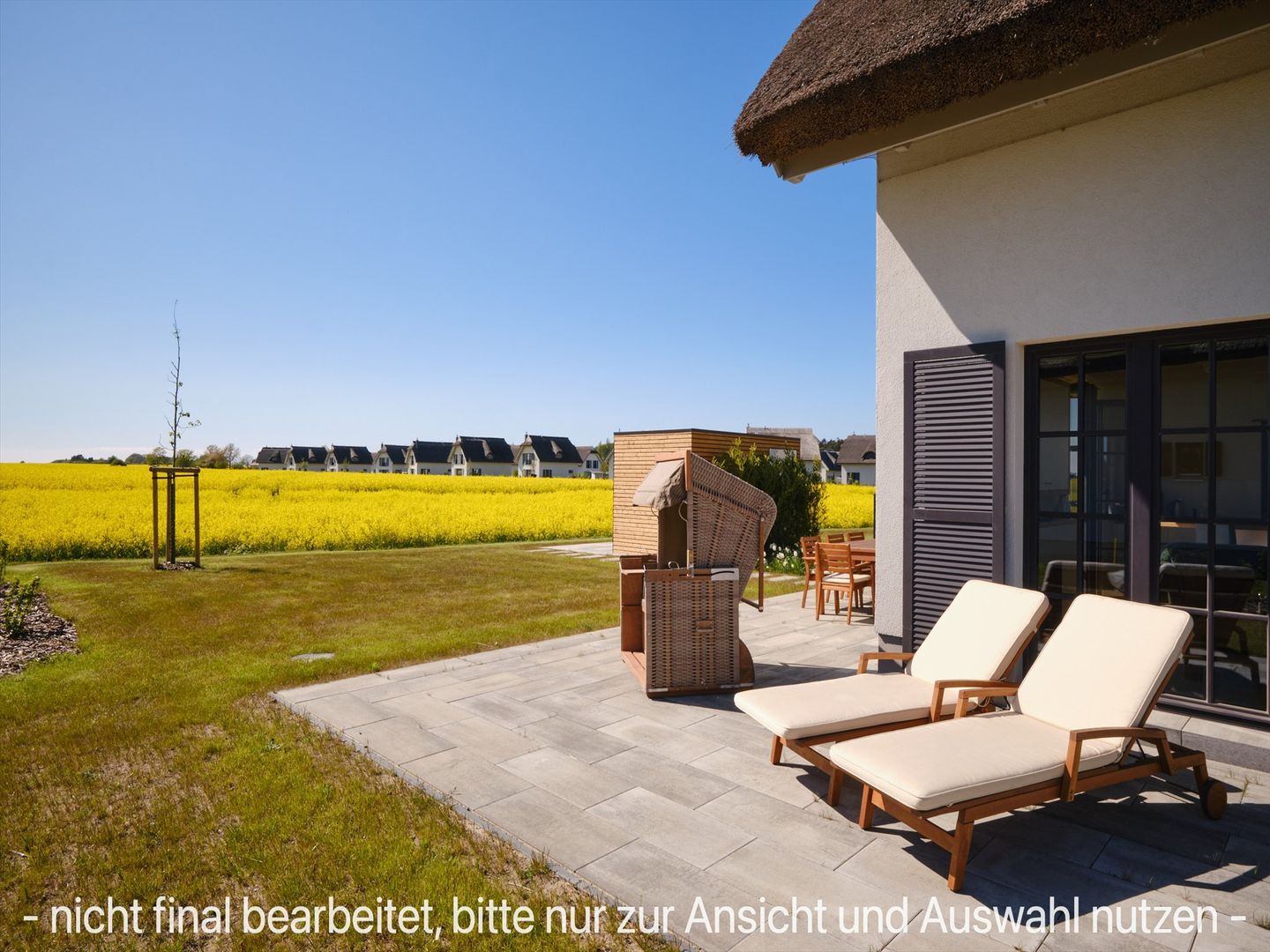 LuxusPlus Reetdachvilla mit 4 Schlafzimmern, Sauna und Kamin (G10) - Terrasse