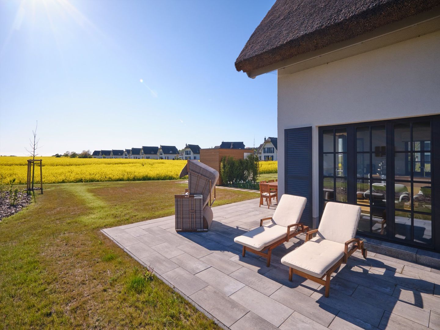 LuxusPlus Reetdachvilla mit 4 Schlafzimmern, Sauna und Kamin (G09) - Terrasse