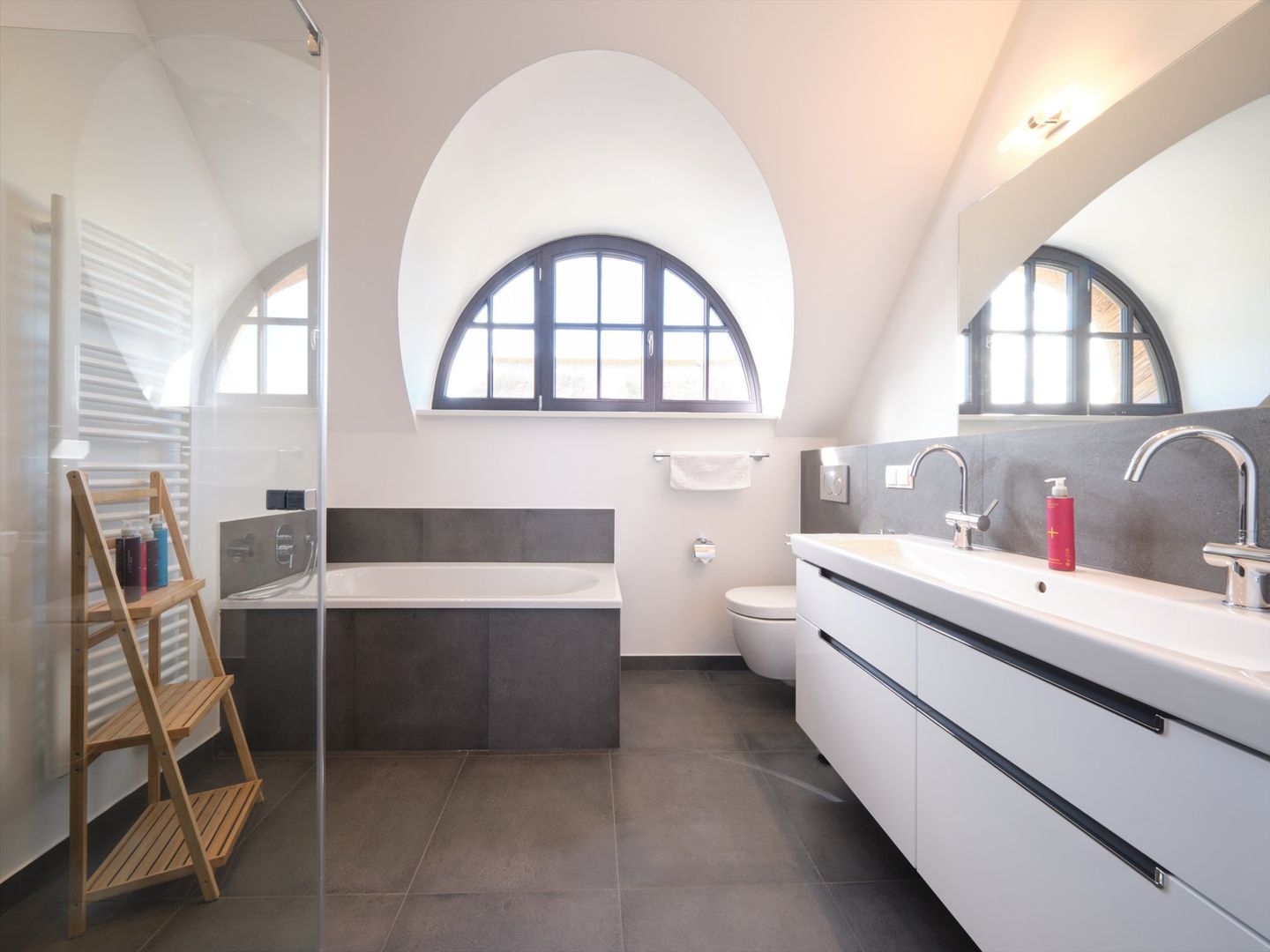 LuxusPlus Reetdachvilla mit 4 Schlafzimmern, Sauna und Kamin (G11) - Badezimmer