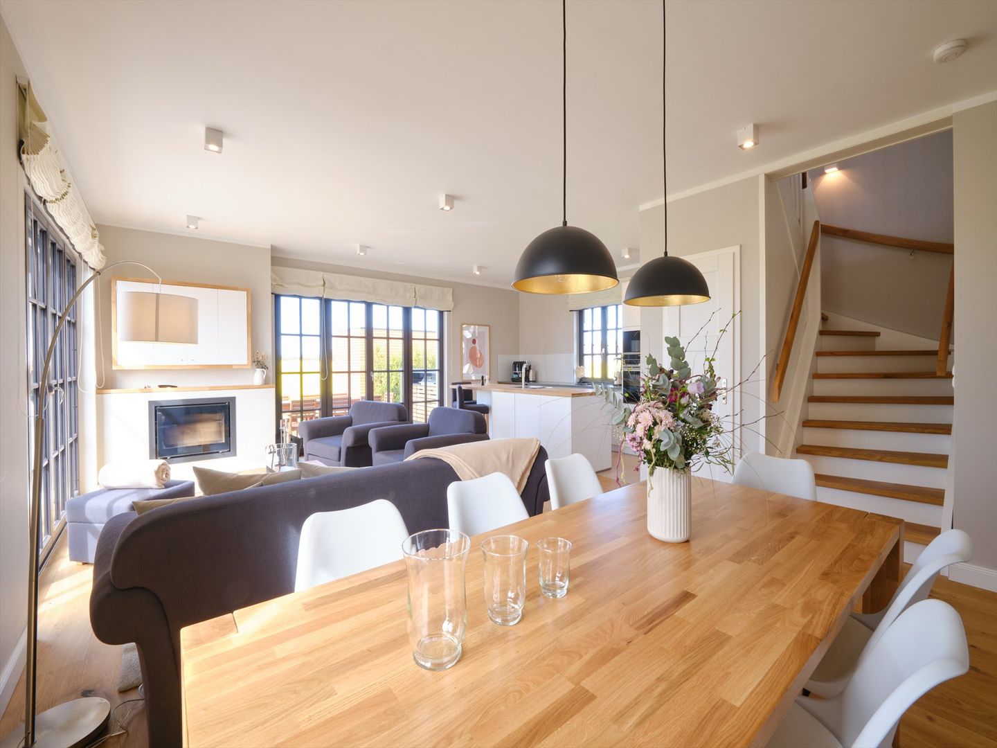 LuxusPlus Reetdachvilla mit 4 Schlafzimmern, Sauna und Kamin (G11) - Wohnzimmer