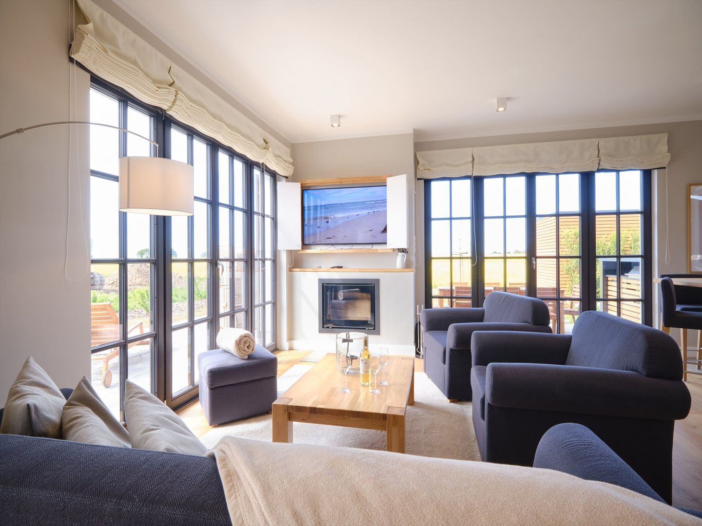 LuxusPlus Reetdachvilla mit 4 Schlafzimmern, Sauna und Kamin (G11) - Wohnzimmer