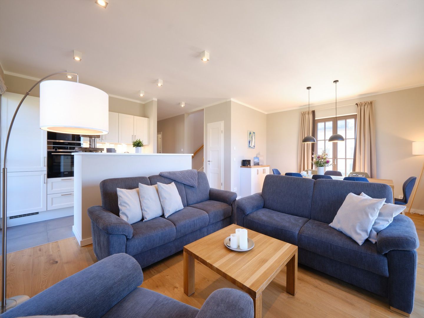 Luxus Reetdachvilla mit 3 Schlafzimmern, Sauna und Kamin (H20) - Wohnzimmer