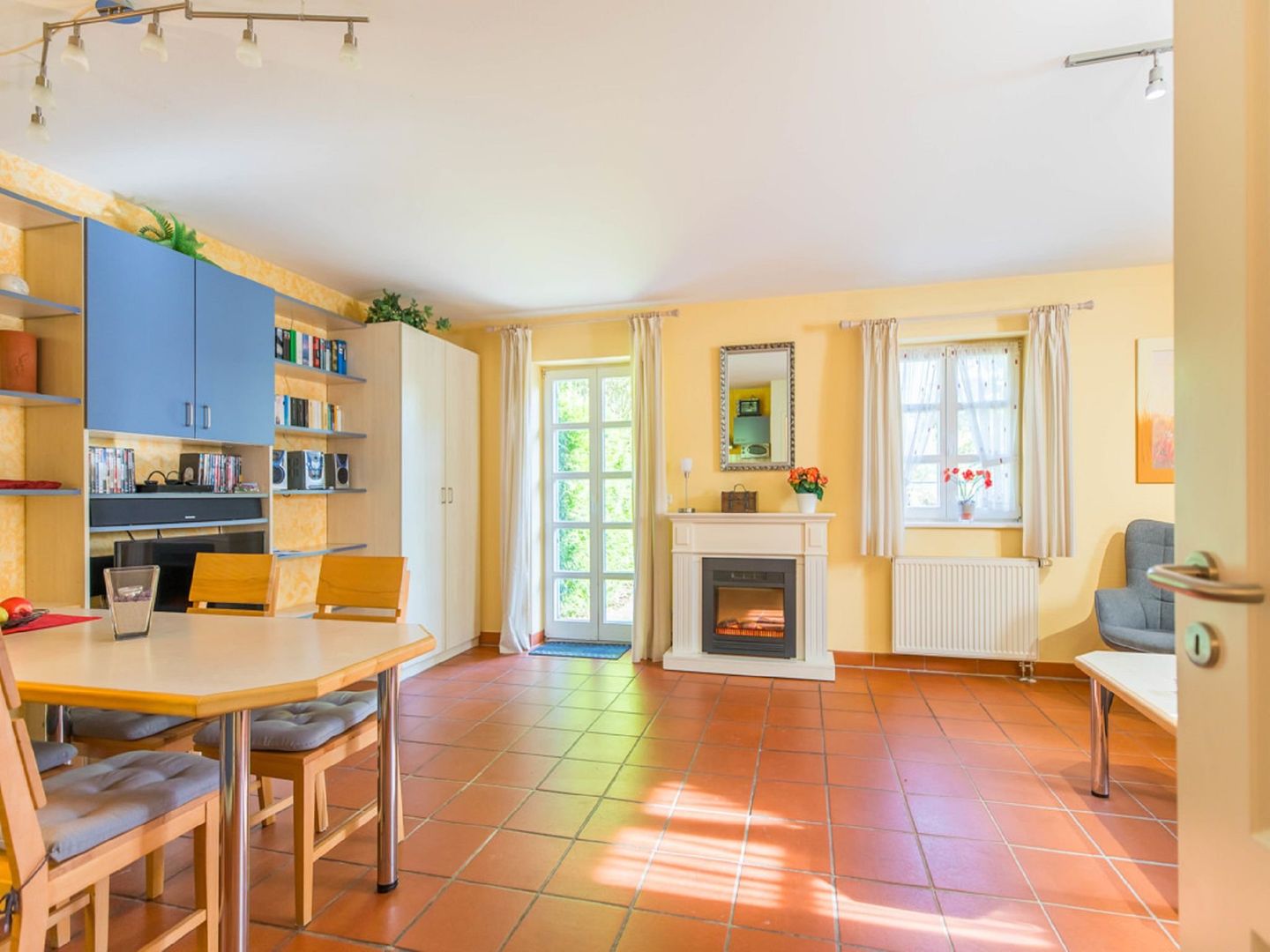 Feriendorf Rugana Klassik Ferienwohnung mit 1 Schlafzimmer und Terrasse (A43) Insel Rügen - Wohnzimmer