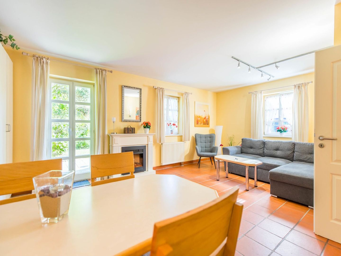 Feriendorf Rugana Klassik Ferienwohnung mit 1 Schlafzimmer und Terrasse (A43) Insel Rügen - Wohnzimmer