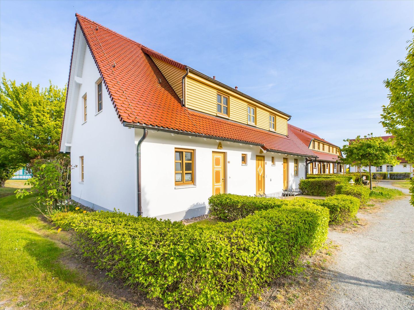 Feriendorf Rugana Komfortplus Ferienwohnung mit 1 Schlafzimmer und Terrasse (D25) Insel Rügen - Hauptansicht