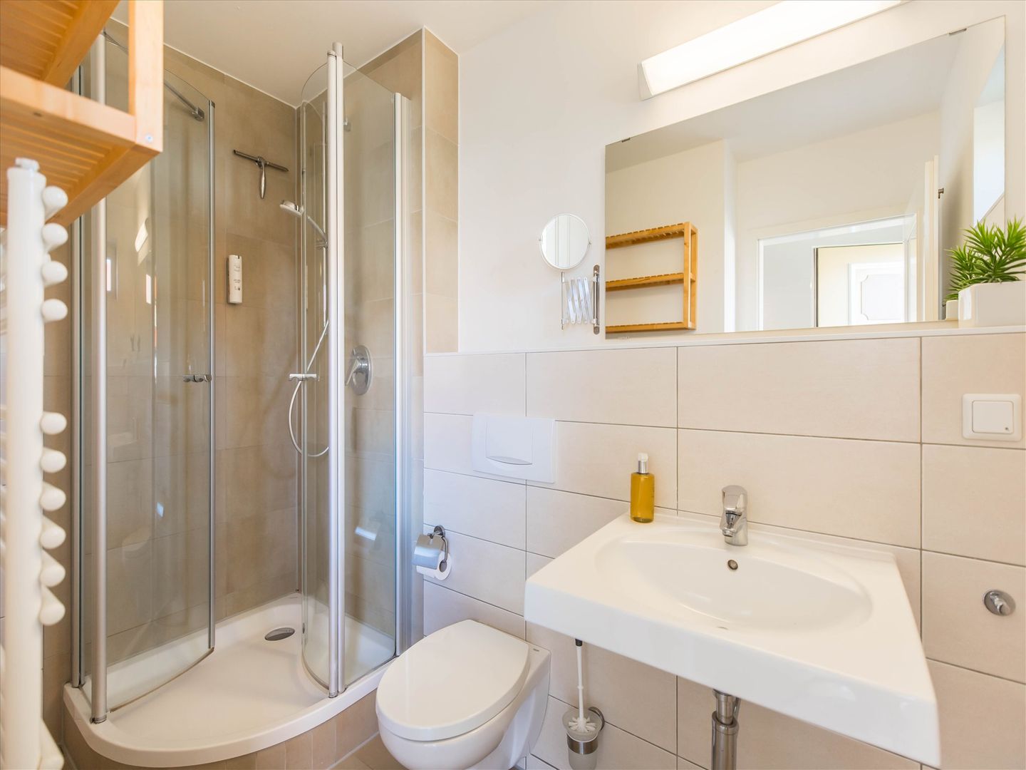 Feriendorf Rugana Komfortplus Ferienwohnung mit 1 Schlafzimmer und Terrasse (D25) Insel Rügen - Badezimmer